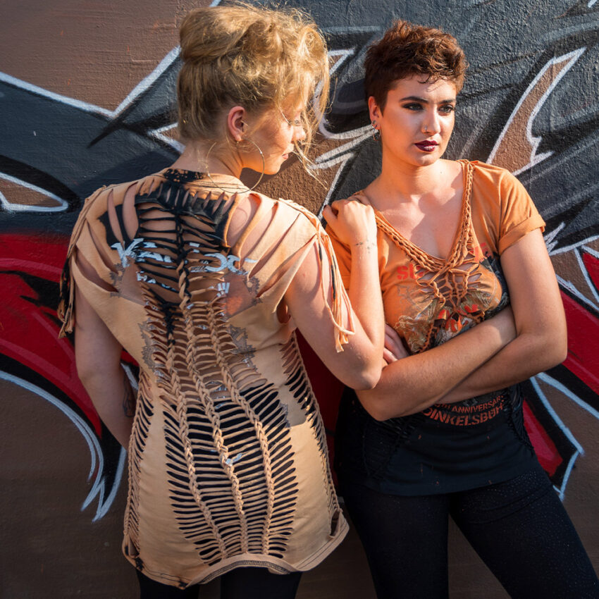 T-Shirt-'cutted-Kamelot'---lachs-schwarz_angezogen Sexy, Upcycling T-Shirt aus Second-Hand Merchandise der Band Kamelot. Mit sexy Cut&Knit Technik eingeschnitten. Passform variabel