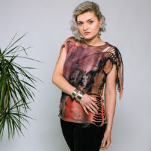 T-Shirt-'cutted-Nirvana'---berry-lachs-dunkelblau_angezogen Sexy, Upcycling T-Shirt aus Second-Hand Merchandise der Band Nirvana. Mit sexy Cut&Knit Technik eingeschnitten. Passform leger