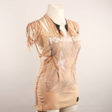 cutting_tshirt_beige_1 Sexy, Upcycling T-Shirt aus Second-Hand Merchandise der Band Kamelot. Mit sexy Cut&Knit Technik eingeschnitten. Passform variabel