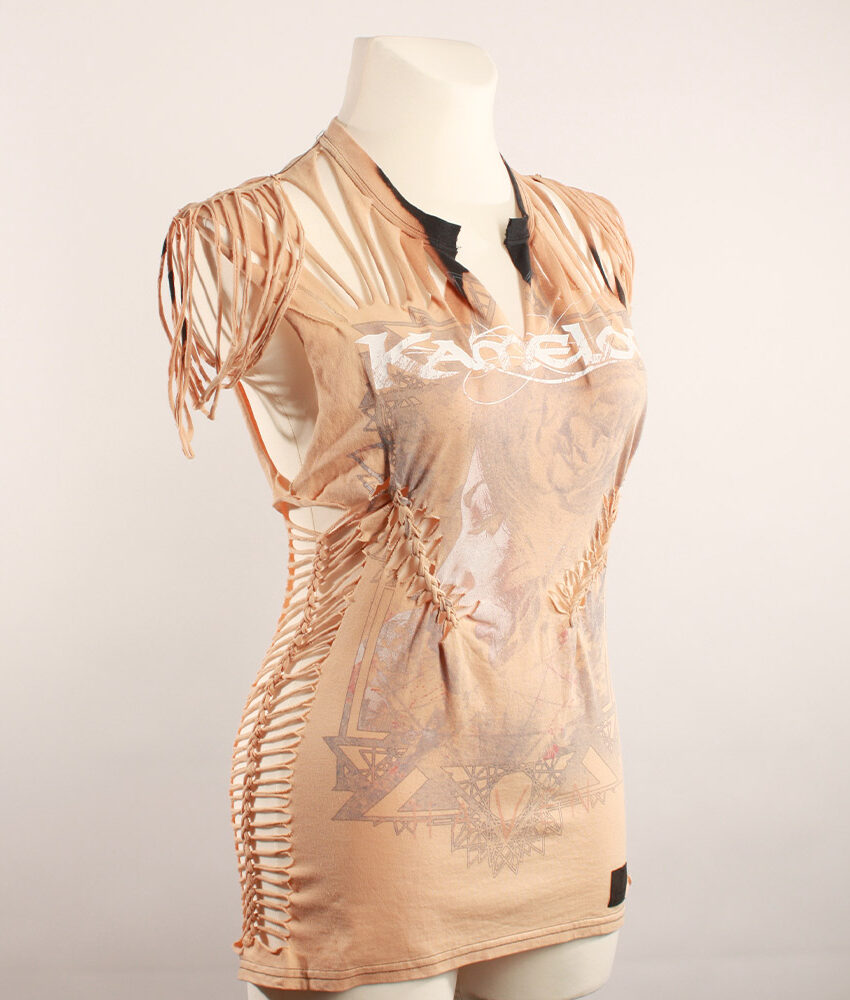 Sexy, Upcycling T-Shirt aus Second-Hand Merchandise der Band Kamelot. Mit sexy Cut&Knit Technik eingeschnitten. Passform variabel