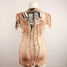 cutting_tshirt_beige_2 Sexy, Upcycling T-Shirt aus Second-Hand Merchandise der Band Kamelot. Mit sexy Cut&Knit Technik eingeschnitten. Passform variabel