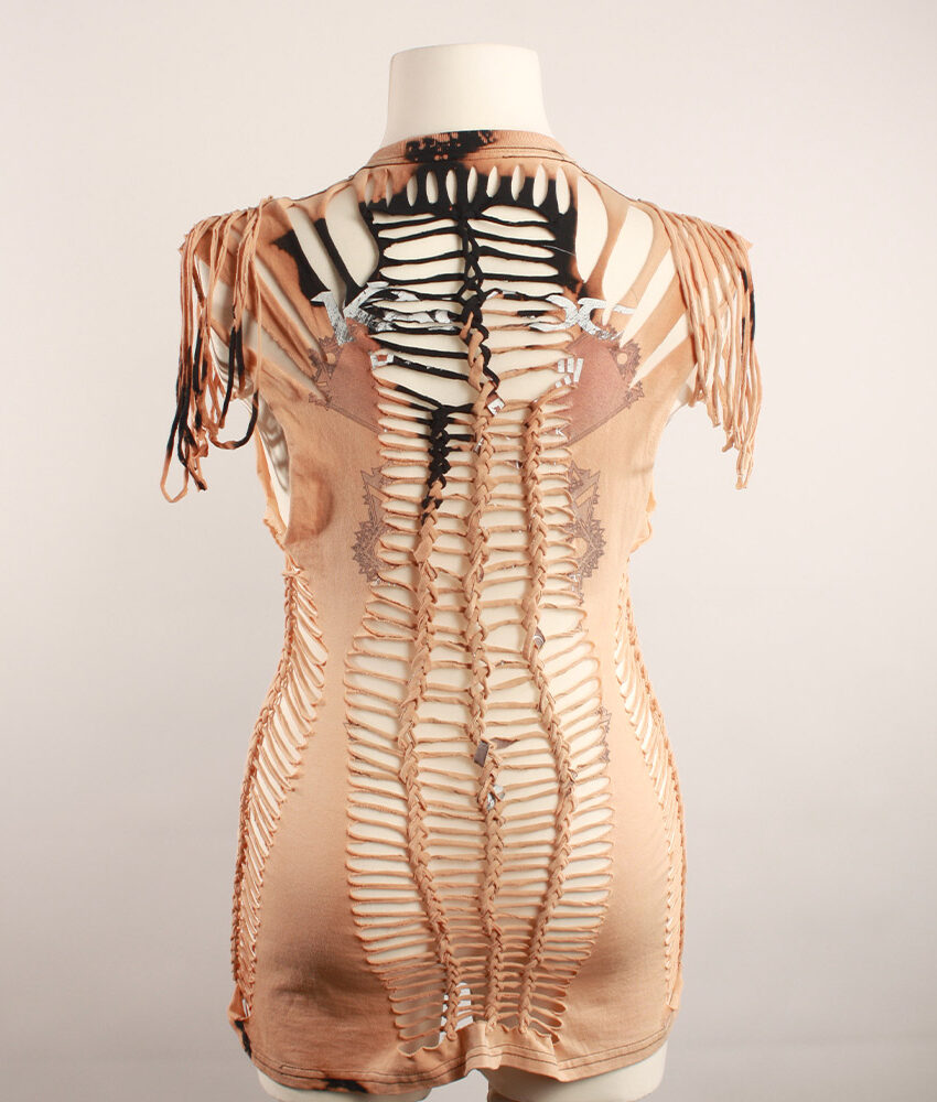 Sexy, Upcycling T-Shirt aus Second-Hand Merchandise der Band Kamelot. Mit sexy Cut&Knit Technik eingeschnitten. Passform variabel