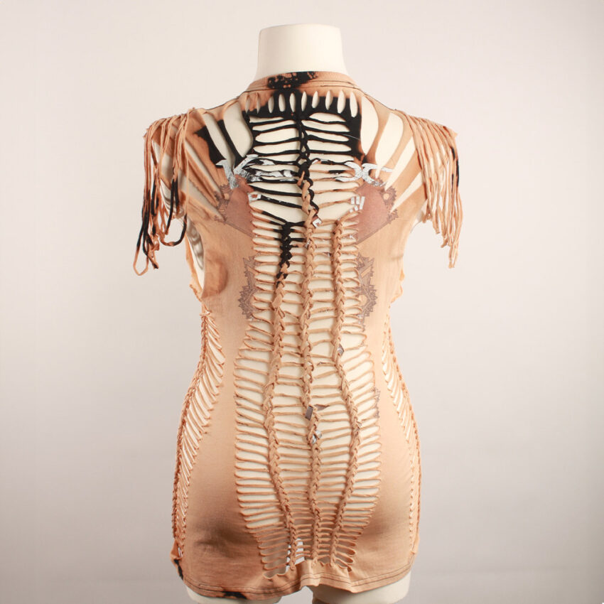 cutting_tshirt_beige_2 Sexy, Upcycling T-Shirt aus Second-Hand Merchandise der Band Kamelot. Mit sexy Cut&Knit Technik eingeschnitten. Passform variabel