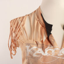cutting_tshirt_beige_3 Sexy, Upcycling T-Shirt aus Second-Hand Merchandise der Band Kamelot. Mit sexy Cut&Knit Technik eingeschnitten. Passform variabel