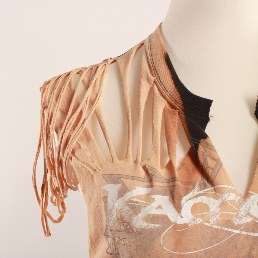 cutting_tshirt_beige_3 Sexy, Upcycling T-Shirt aus Second-Hand Merchandise der Band Kamelot. Mit sexy Cut&Knit Technik eingeschnitten. Passform variabel