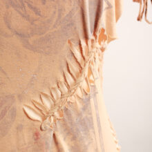 cutting_tshirt_beige_4 Sexy, Upcycling T-Shirt aus Second-Hand Merchandise der Band Kamelot. Mit sexy Cut&Knit Technik eingeschnitten. Passform variabel