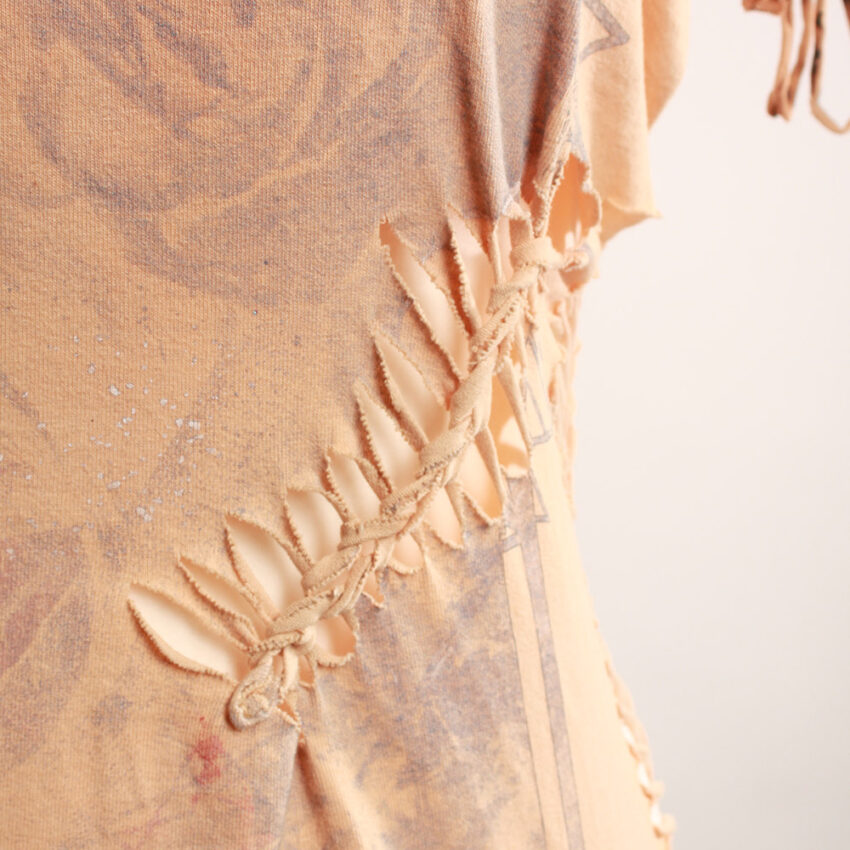 cutting_tshirt_beige_4 Sexy, Upcycling T-Shirt aus Second-Hand Merchandise der Band Kamelot. Mit sexy Cut&Knit Technik eingeschnitten. Passform variabel