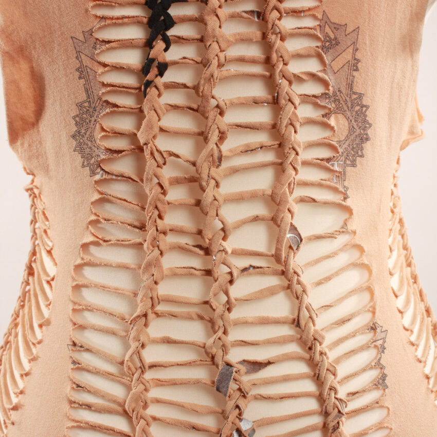 cutting_tshirt_beige_5 Sexy, Upcycling T-Shirt aus Second-Hand Merchandise der Band Kamelot. Mit sexy Cut&Knit Technik eingeschnitten. Passform variabel