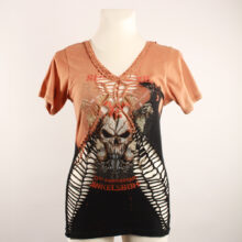 cutting_tshirt_schwarz_1 Sexy, Upcycling T-Shirt aus Second-Hand Merchandise des Summer Breeze Festival. Mit sexy Cut&Knit Technik eingeschnitten. Passform variabel