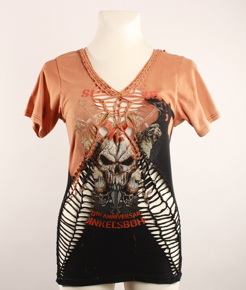 Sexy, Upcycling T-Shirt aus Second-Hand Merchandise des Summer Breeze Festival. Mit sexy Cut&Knit Technik eingeschnitten. Passform variabel