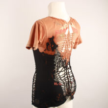 cutting_tshirt_schwarz_2 Sexy, Upcycling T-Shirt aus Second-Hand Merchandise des Summer Breeze Festival. Mit sexy Cut&Knit Technik eingeschnitten. Passform variabel