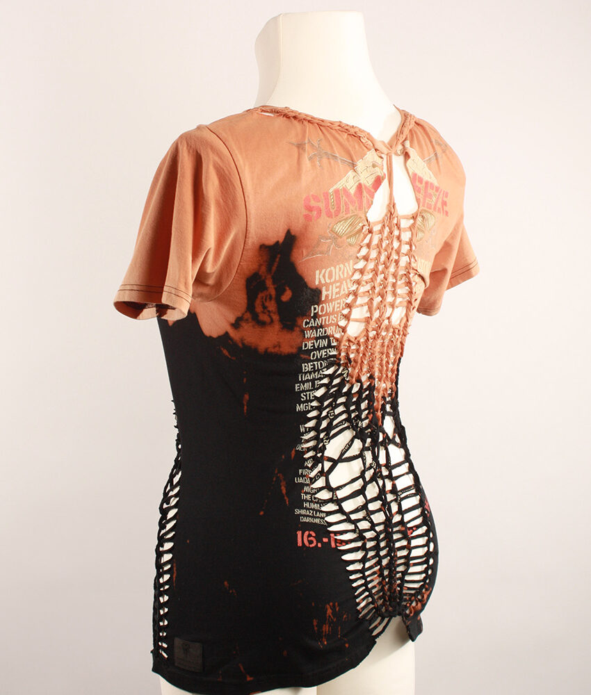 Sexy, Upcycling T-Shirt aus Second-Hand Merchandise des Summer Breeze Festival. Mit sexy Cut&Knit Technik eingeschnitten. Passform variabel