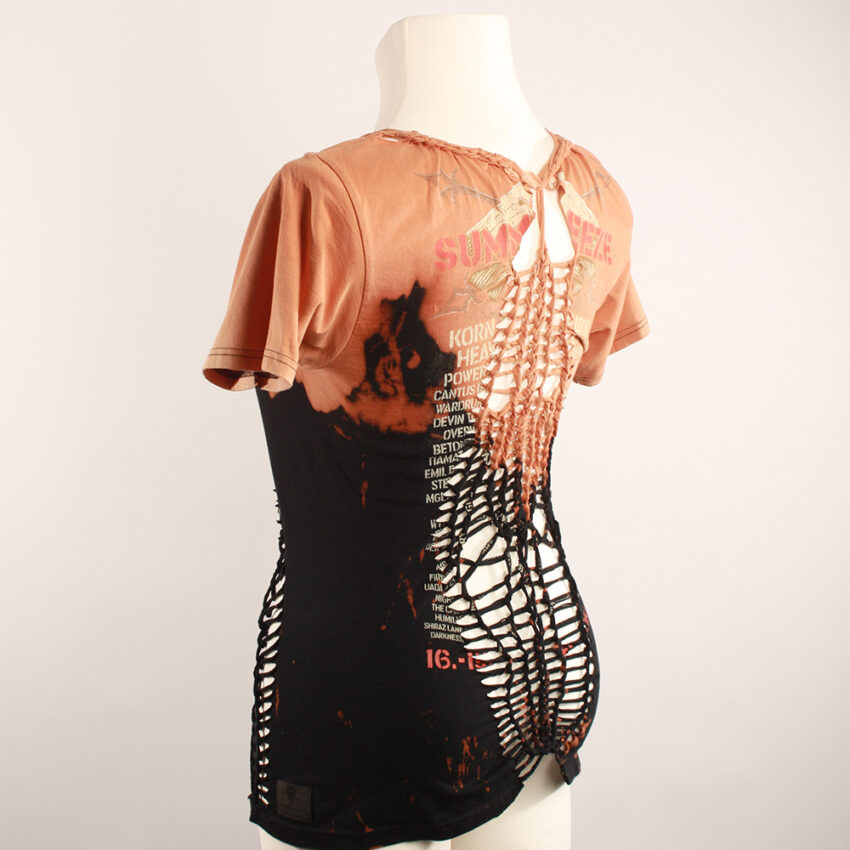 cutting_tshirt_schwarz_2 Sexy, Upcycling T-Shirt aus Second-Hand Merchandise des Summer Breeze Festival. Mit sexy Cut&Knit Technik eingeschnitten. Passform variabel