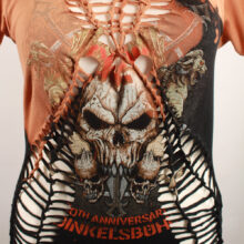 cutting_tshirt_schwarz_3 Sexy, Upcycling T-Shirt aus Second-Hand Merchandise des Summer Breeze Festival. Mit sexy Cut&Knit Technik eingeschnitten. Passform variabel