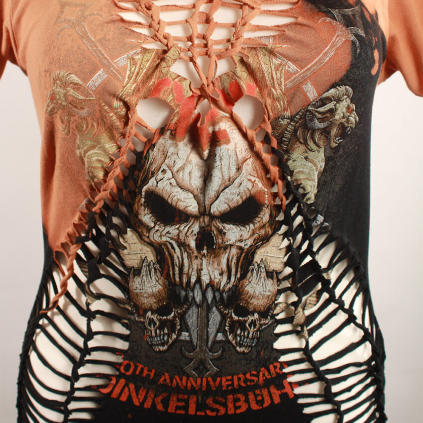 cutting_tshirt_schwarz_3 Sexy, Upcycling T-Shirt aus Second-Hand Merchandise des Summer Breeze Festival. Mit sexy Cut&Knit Technik eingeschnitten. Passform variabel