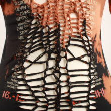 cutting_tshirt_schwarz_4 Sexy, Upcycling T-Shirt aus Second-Hand Merchandise des Summer Breeze Festival. Mit sexy Cut&Knit Technik eingeschnitten. Passform variabel