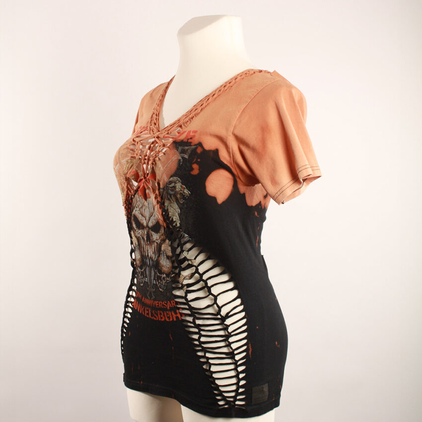 cutting_tshirt_schwarz_5 Sexy, Upcycling T-Shirt aus Second-Hand Merchandise des Summer Breeze Festival. Mit sexy Cut&Knit Technik eingeschnitten. Passform variabel