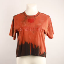 Fancy Upcycling Crop Top aus Second-Hand Band Merchandise mit Alextravagant Logo Print vorne und sexy Herzausbrenner im Rücken