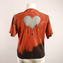 Fancy Upcycling Crop Top aus Second-Hand Band Merchandise mit Alextravagant Logo Print vorne und sexy Herzausbrenner im Rücken