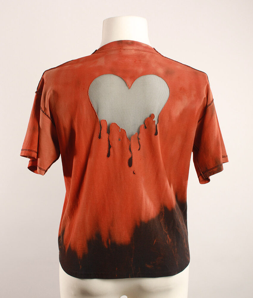 Fancy Upcycling Crop Top aus Second-Hand Band Merchandise mit Alextravagant Logo Print vorne und sexy Herzausbrenner im Rücken