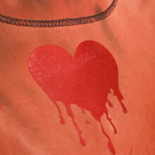 Fancy Upcycling Crop Top aus Second-Hand Band Merchandise mit Alextravagant Logo Print vorne und sexy Herzausbrenner im Rücken