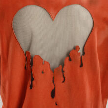 Fancy Upcycling Crop Top aus Second-Hand Band Merchandise mit Alextravagant Logo Print vorne und sexy Herzausbrenner im Rücken