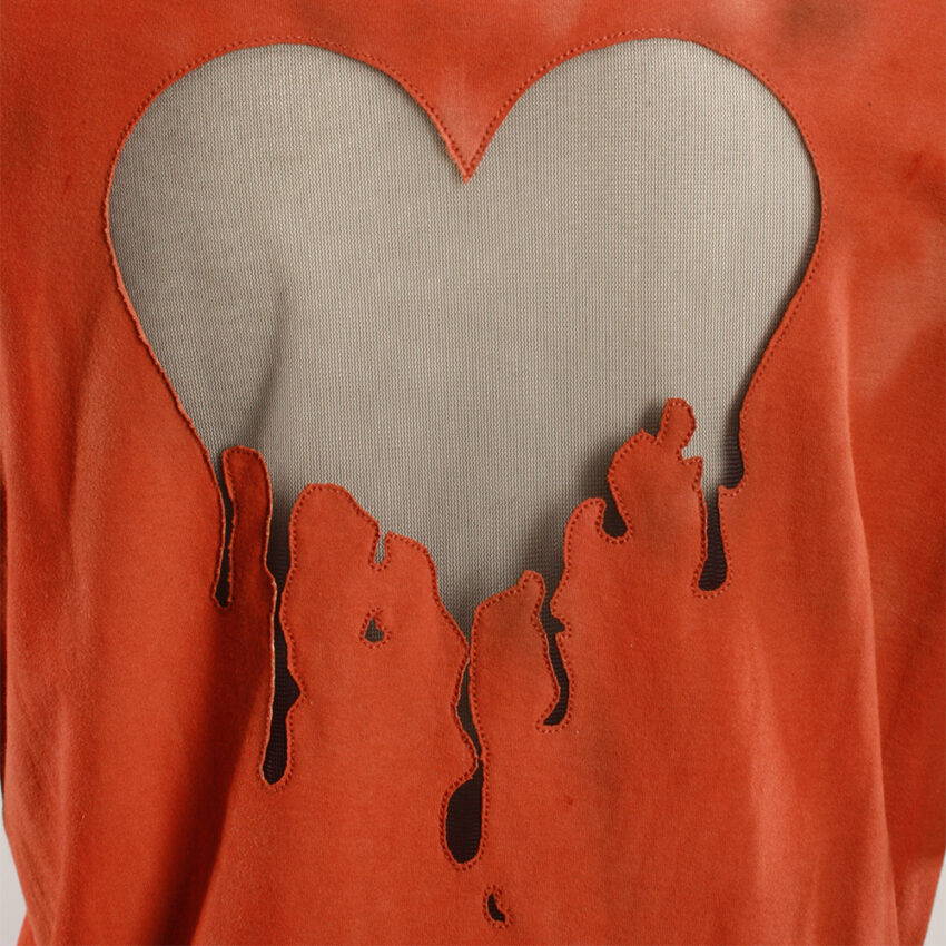 Fancy Upcycling Crop Top aus Second-Hand Band Merchandise mit Alextravagant Logo Print vorne und sexy Herzausbrenner im Rücken