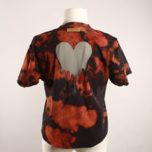 Fancy Upcycling Crop Top aus Second-Hand Band Merchandise mit Alextravagant Logo Print vorne und sexy Herzausbrenner im Rücken