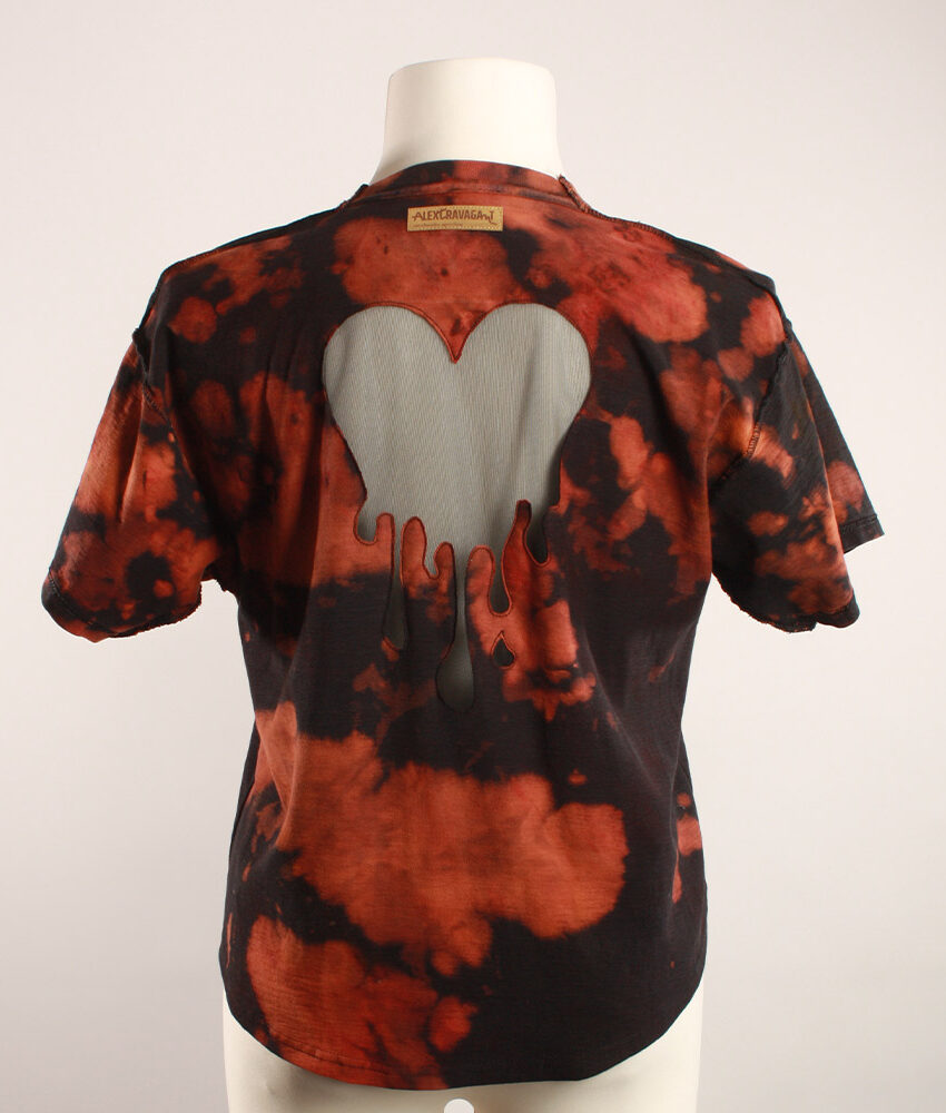 Fancy Upcycling Crop Top aus Second-Hand Band Merchandise mit Alextravagant Logo Print vorne und sexy Herzausbrenner im Rücken