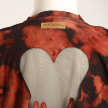 Fancy Upcycling Crop Top aus Second-Hand Band Merchandise mit Alextravagant Logo Print vorne und sexy Herzausbrenner im Rücken