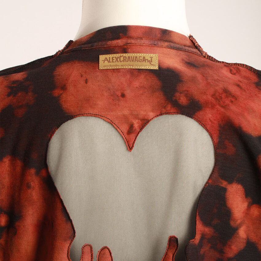 Fancy Upcycling Crop Top aus Second-Hand Band Merchandise mit Alextravagant Logo Print vorne und sexy Herzausbrenner im Rücken