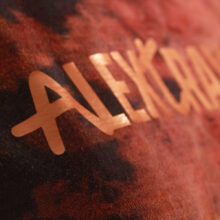 Fancy Upcycling Crop Top aus Second-Hand Band Merchandise mit Alextravagant Logo Print vorne und sexy Herzausbrenner im Rücken