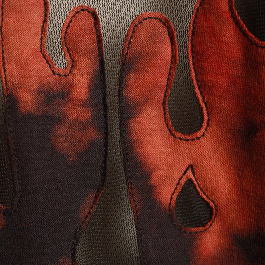 Fancy Upcycling Crop Top aus Second-Hand Band Merchandise mit Alextravagant Logo Print vorne und sexy Herzausbrenner im Rücken