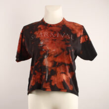 Fancy Upcycling Crop Top aus Second-Hand Band Merchandise mit Alextravagant Logo Print vorne und sexy Herzausbrenner im Rücken