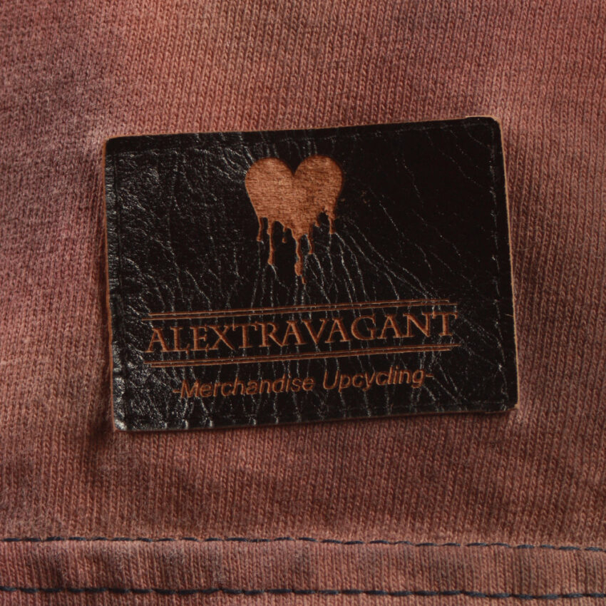 tshirt_fransen_5 Sexy, Upcycling T-Shirt aus Second-Hand Merchandise der Band Nirvana. Mit sexy Cut&Knit Technik eingeschnitten. Passform leger