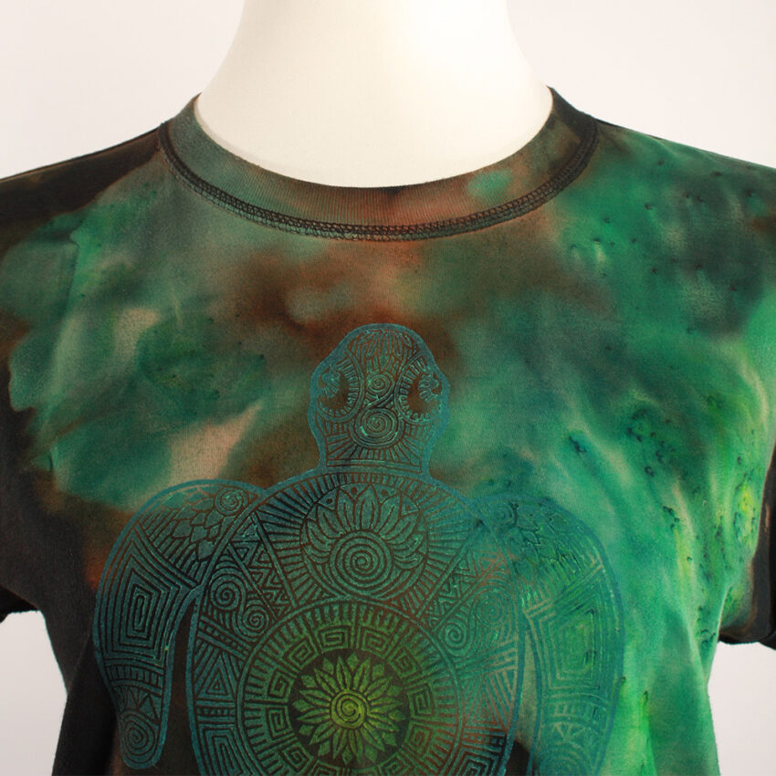 tshirt_schildkröte_gammaray_6 Upcycling T-Shirt aus Second Hand Merchandise mit Schildkröten Stempeldruck von Künstlerin Maren Daniels