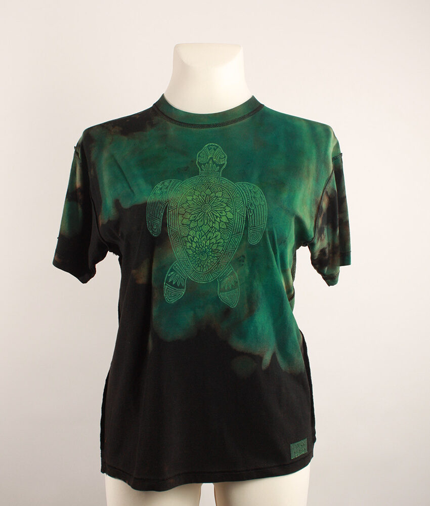 Upcycling T-Shirt aus Second Hand Merchandise mit Schildkröten Stempeldruck von Künstlerin Maren Daniels