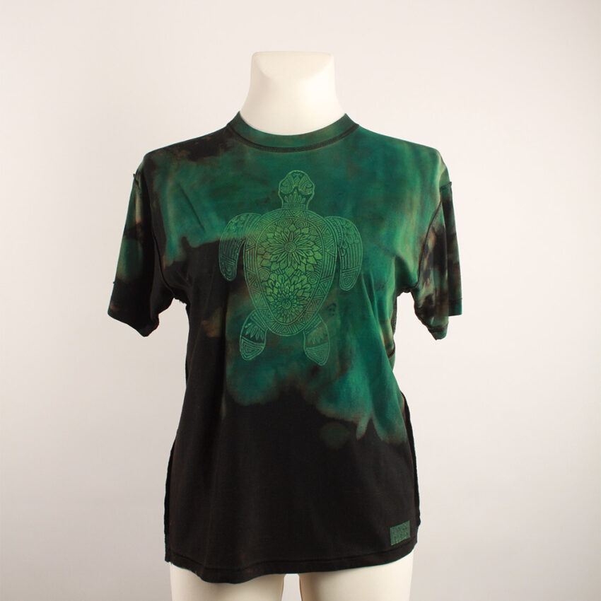 Upcycling T-Shirt aus Second Hand Merchandise mit Schildkröten Stempeldruck von Künstlerin Maren Daniels
