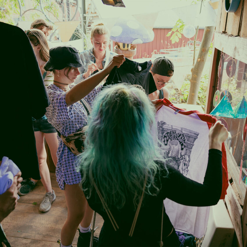 Slow Fashio Workshop für Upcycling von Hand (und mit Farben)