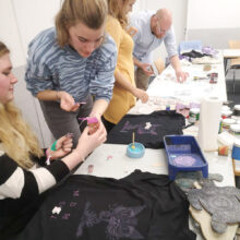 Slow Fashio Workshop für Upcycling von Hand (und mit Farben)