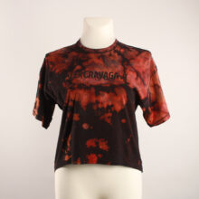 Fancy Upcycling Crop Top aus Second-Hand Band Merchandise mit Alextravagant Logo Print vorne und schwarz-transparenten Herzausbrenner im Rücken