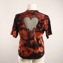 Fancy Upcycling Crop Top aus Second-Hand Band Merchandise mit Alextravagant Logo Print vorne und schwarz-transparenten Herzausbrenner im Rücken