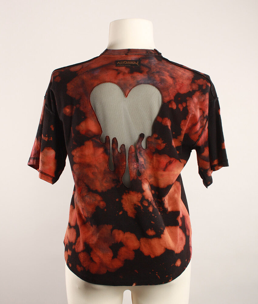 Fancy Upcycling Crop Top aus Second-Hand Band Merchandise mit Alextravagant Logo Print vorne und schwarz-transparenten Herzausbrenner im Rücken