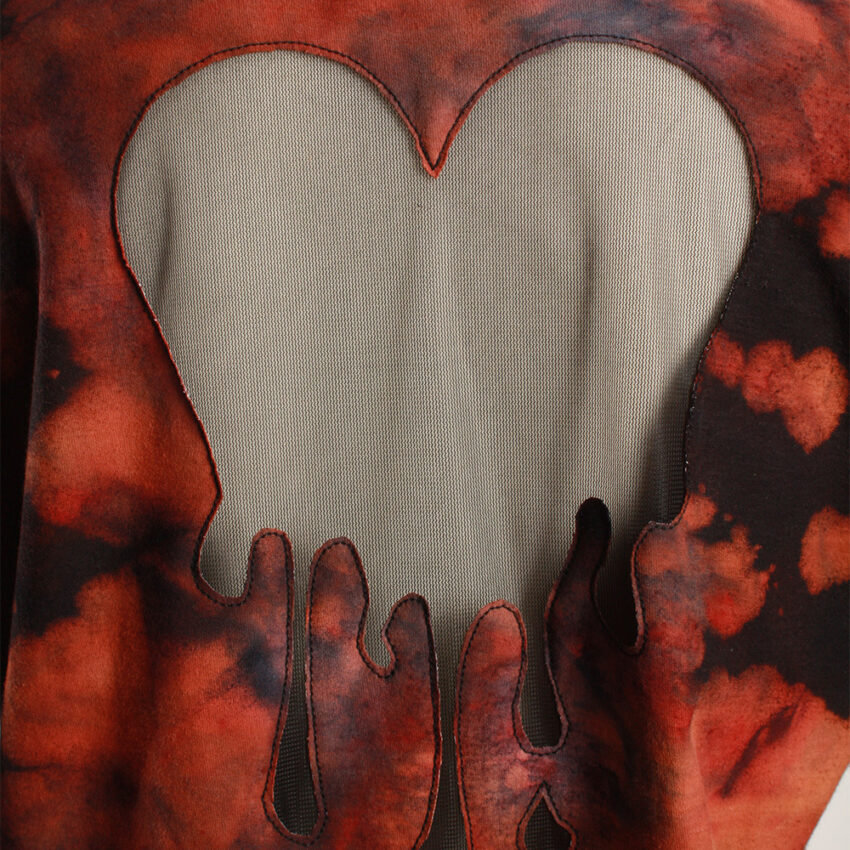 Fancy Upcycling Crop Top aus Second-Hand Band Merchandise mit Alextravagant Logo Print vorne und schwarz-transparenten Herzausbrenner im Rücken