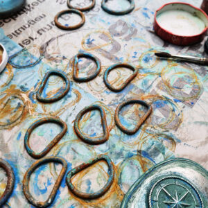 van_canto_4 Van Canto Van Canto – das ist A Capella Metal vom Feinsten. Bass, Gitarren, Keyboard, inkl. elektrisierenden Solis die sonst in Metalbands mit Instrumenten gespielt, werden von 6 Stimmen gesungen. Unterstützt durch ein Schlagzeug, das den Beat ordentlich vorantreibt.