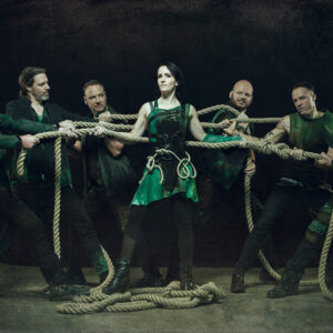 van_canto_5 Van Canto Van Canto – das ist A Capella Metal vom Feinsten. Bass, Gitarren, Keyboard, inkl. elektrisierenden Solis die sonst in Metalbands mit Instrumenten gespielt, werden von 6 Stimmen gesungen. Unterstützt durch ein Schlagzeug, das den Beat ordentlich vorantreibt.