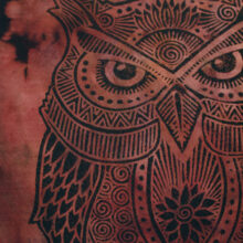 Fancy Upcycling Crop Top aus Second-Hand Merchandise mit Eulen Stempeldruck von Künstlerin Maren Daniels