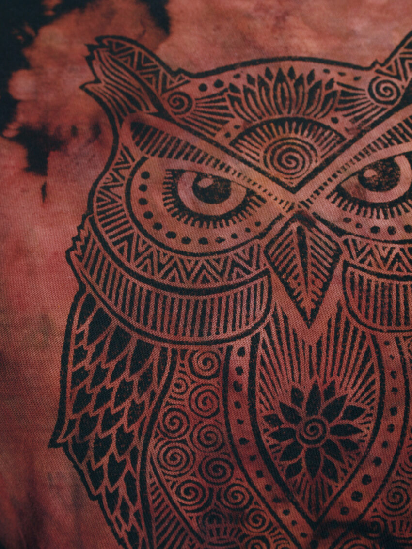 Fancy Upcycling Crop Top aus Second-Hand Merchandise mit Eulen Stempeldruck von Künstlerin Maren Daniels