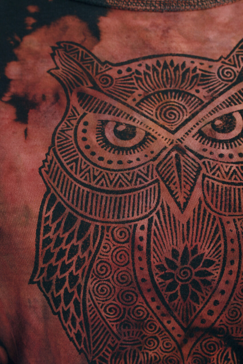 Fancy Upcycling Crop Top aus Second-Hand Merchandise mit Eulen Stempeldruck von Künstlerin Maren Daniels