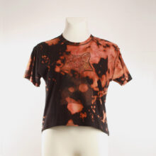 Fancy Upcycling Crop Top aus Second-Hand Merchandise mit Fuchs Stempeldruck von Künstlerin Maren Daniel